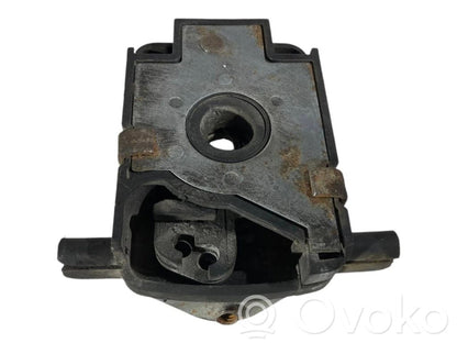 Dzinēja pārsega slēdzene