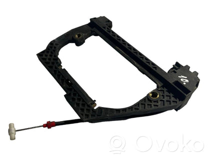 Priekšpusē turētājs / kronšteins ārējam atvēršanas rokturim