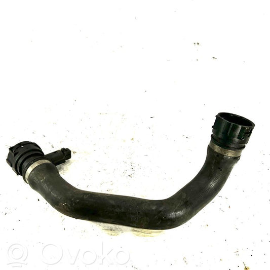 Caurulīte (-es) / šļūtene (-es)