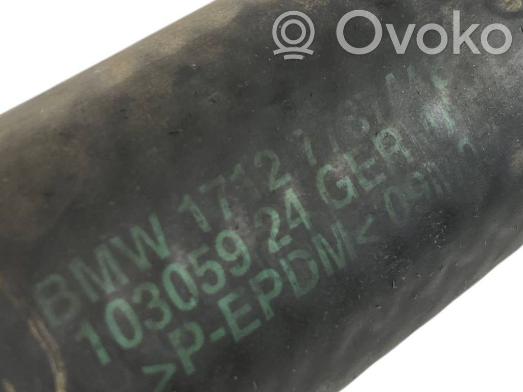 Caurulīte (-es) / šļūtene (-es)