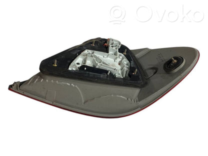 Aizmugurējais lukturis virsbūvē