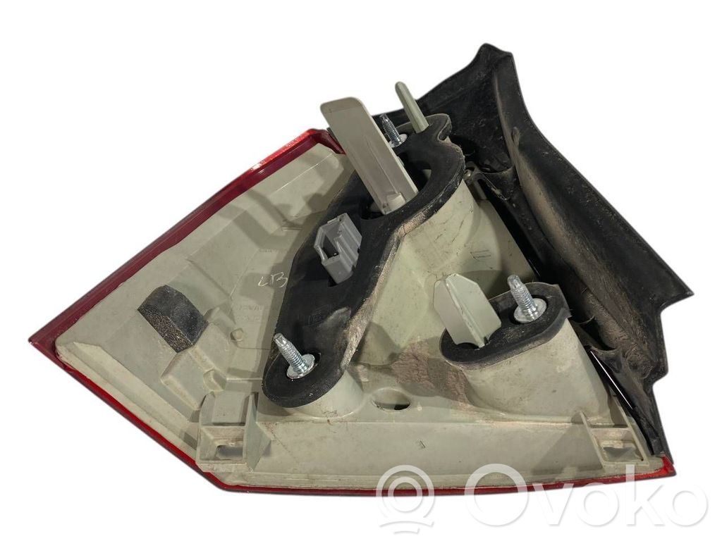 Задний фонарь в кузове