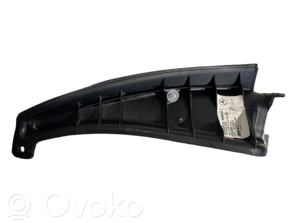 (D) statņa dekoratīvā apdare (apakšdaļa)