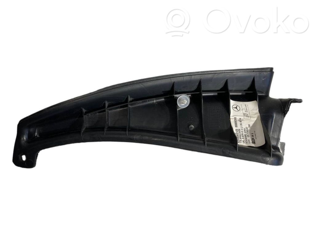 (D) statņa dekoratīvā apdare (apakšdaļa)