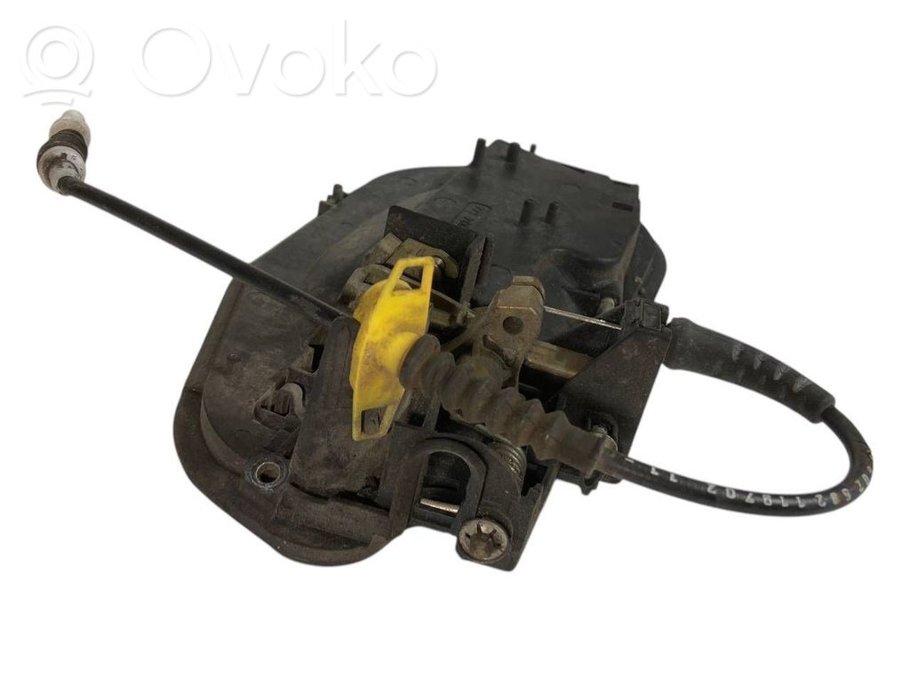 Priekšpusē turētājs / kronšteins ārējam atvēršanas rokturim