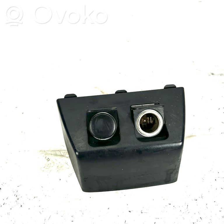 12 V ligzda (aizmugure)