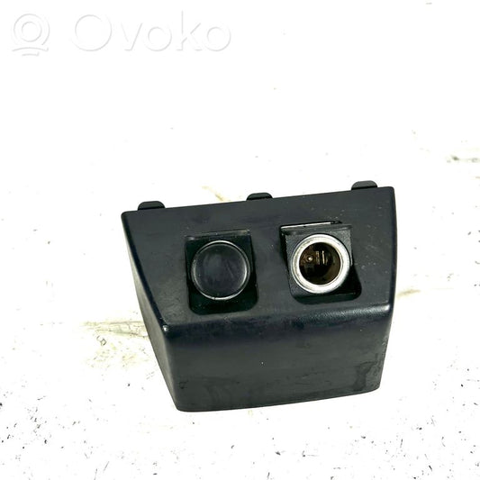 12 V ligzda (aizmugure)