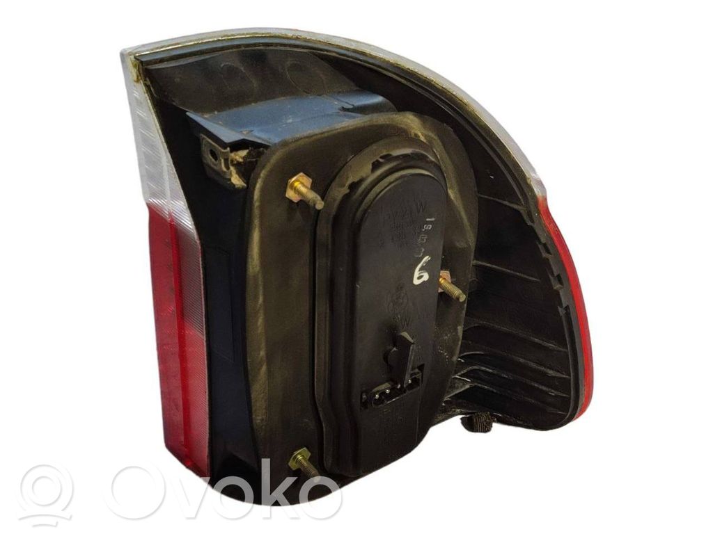 Aizmugurējais lukturis virsbūvē