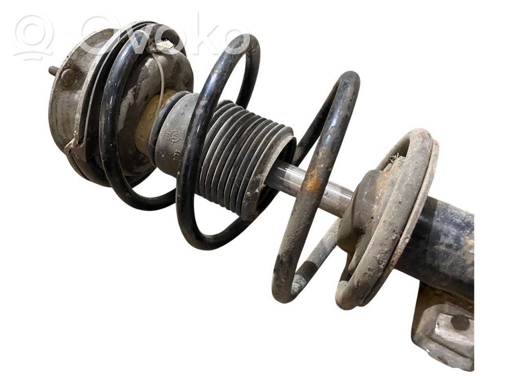 Priekšpusē amortizators ar atsperi