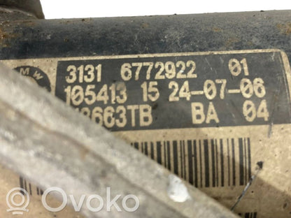 Priekšpusē amortizators ar atsperi