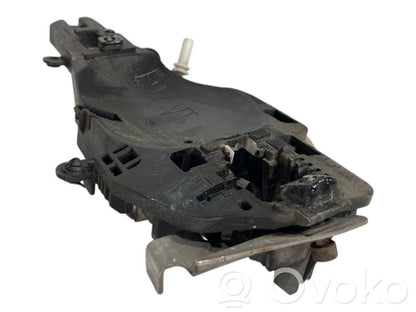 Priekšpusē turētājs / kronšteins ārējam atvēršanas rokturim