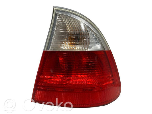 Aizmugurējais lukturis virsbūvē