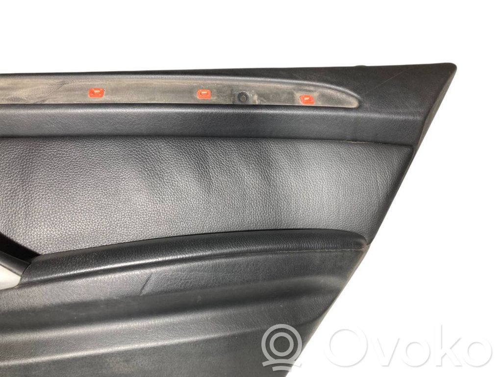 Apšuvums aizmugurējām durvīm