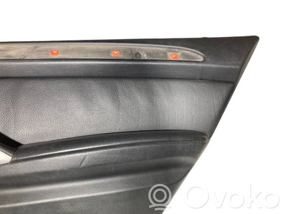 Apšuvums aizmugurējām durvīm