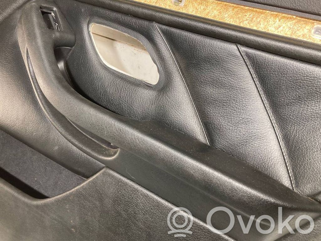 Занавеска на окне сзади