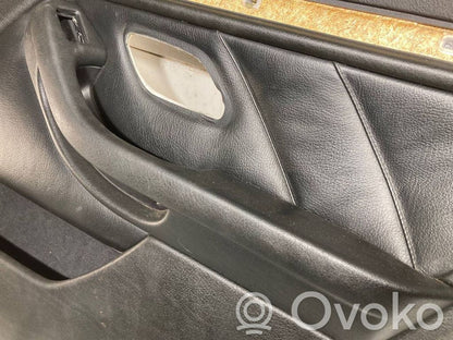 Занавеска на окне сзади