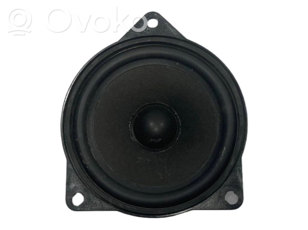 Skaļrunis (-i) aizmugurējā palodzē