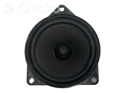 Skaļrunis (-i) aizmugurējā palodzē