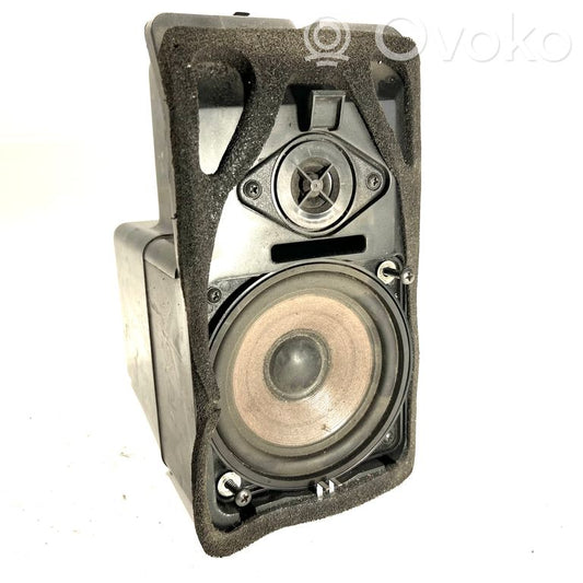 Skaļrunis (-i) aizmugurējā palodzē