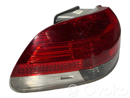 Aizmugurējais lukturis virsbūvē