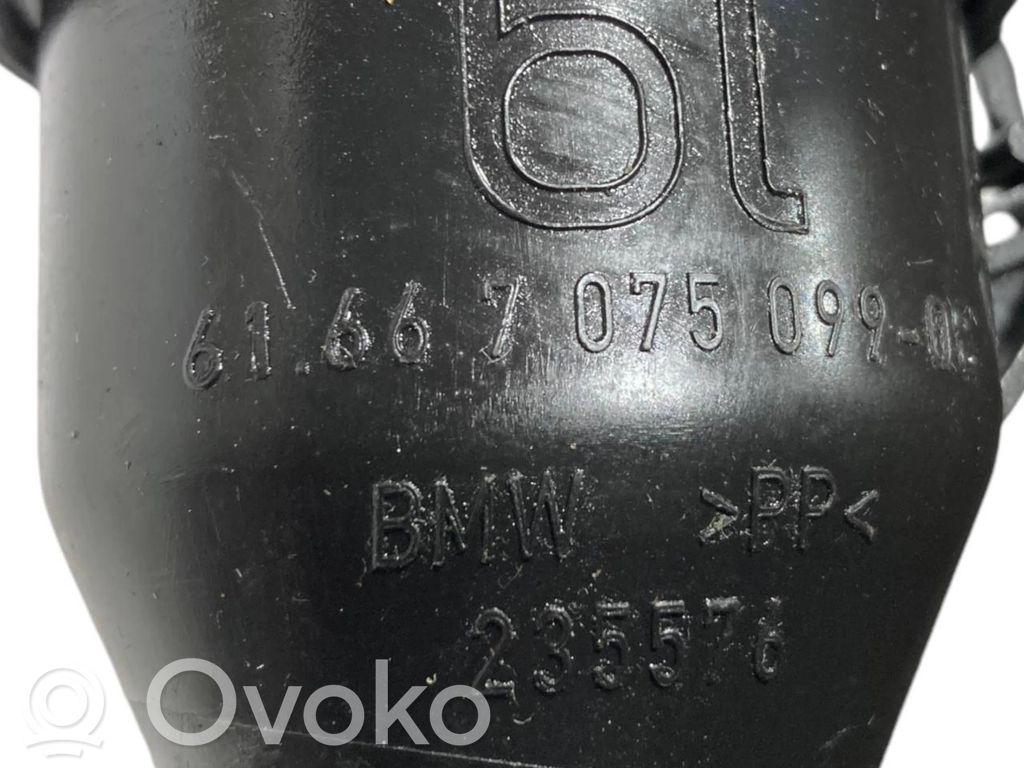 Mazgāšanas šķidruma caurulīte (-es) priekšējam logam