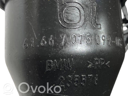 Mazgāšanas šķidruma caurulīte (-es) priekšējam logam