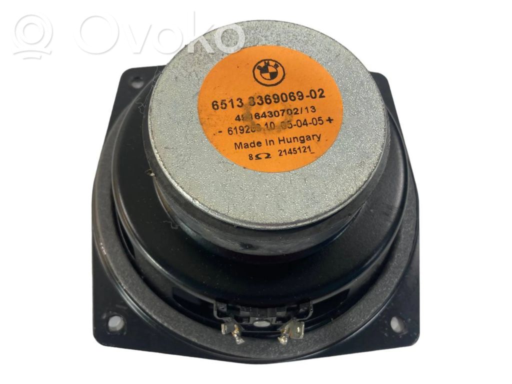 Skaļrunis (-i) aizmugurējā palodzē