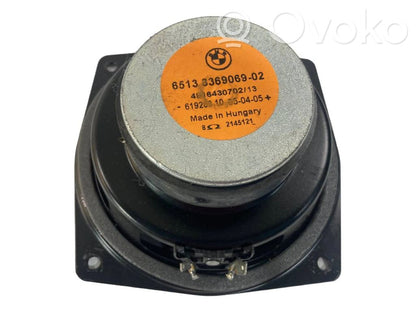 Skaļrunis (-i) aizmugurējā palodzē