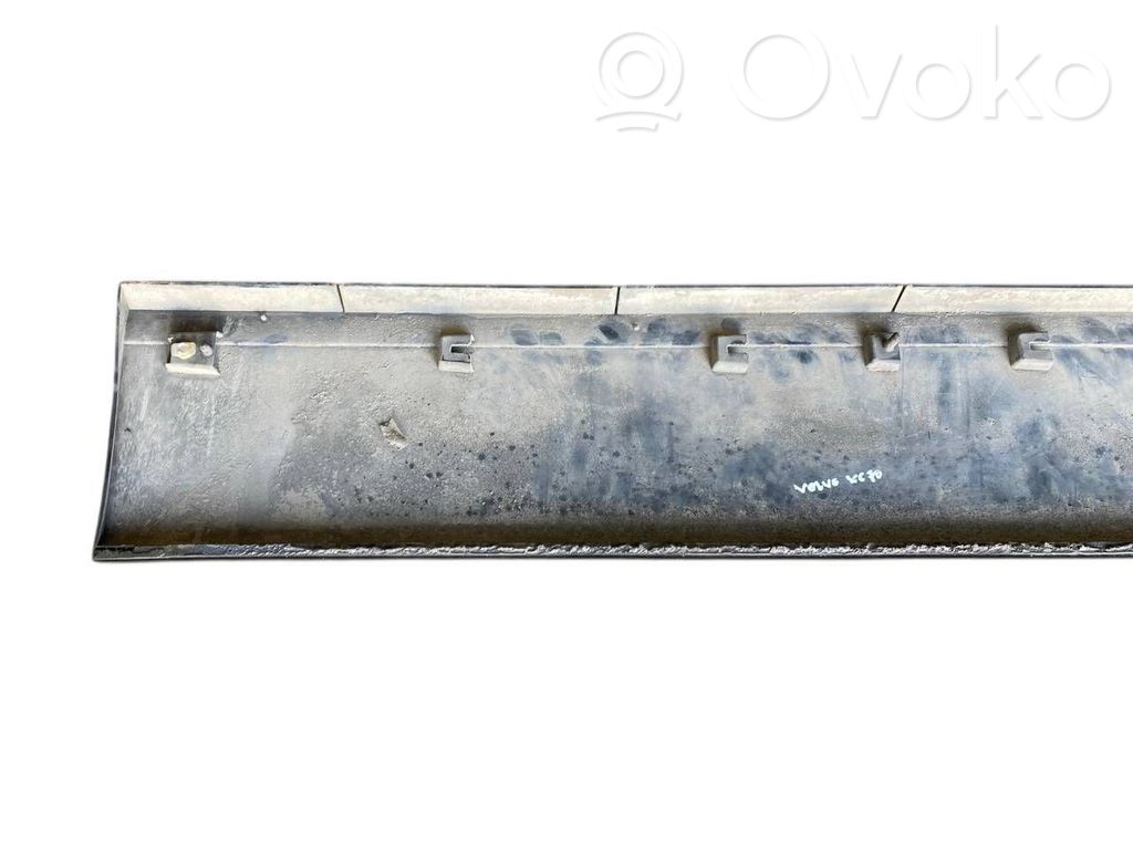 Priekšpusē durvju dekoratīvā apdare (moldings)