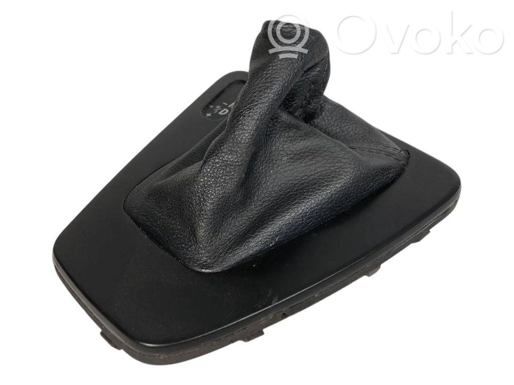 Ātrumu pārslēgšanas sviras dekoratīvā apdare (plastmasas)