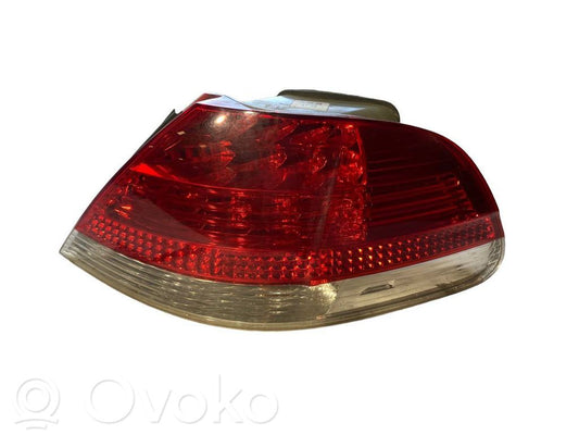 Aizmugurējais lukturis virsbūvē