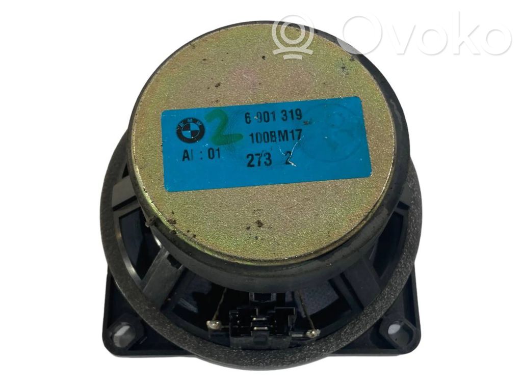 Skaļrunis (-i) aizmugurējā palodzē