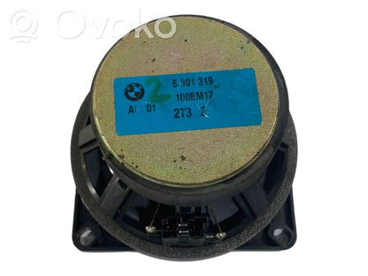 Skaļrunis (-i) aizmugurējā palodzē