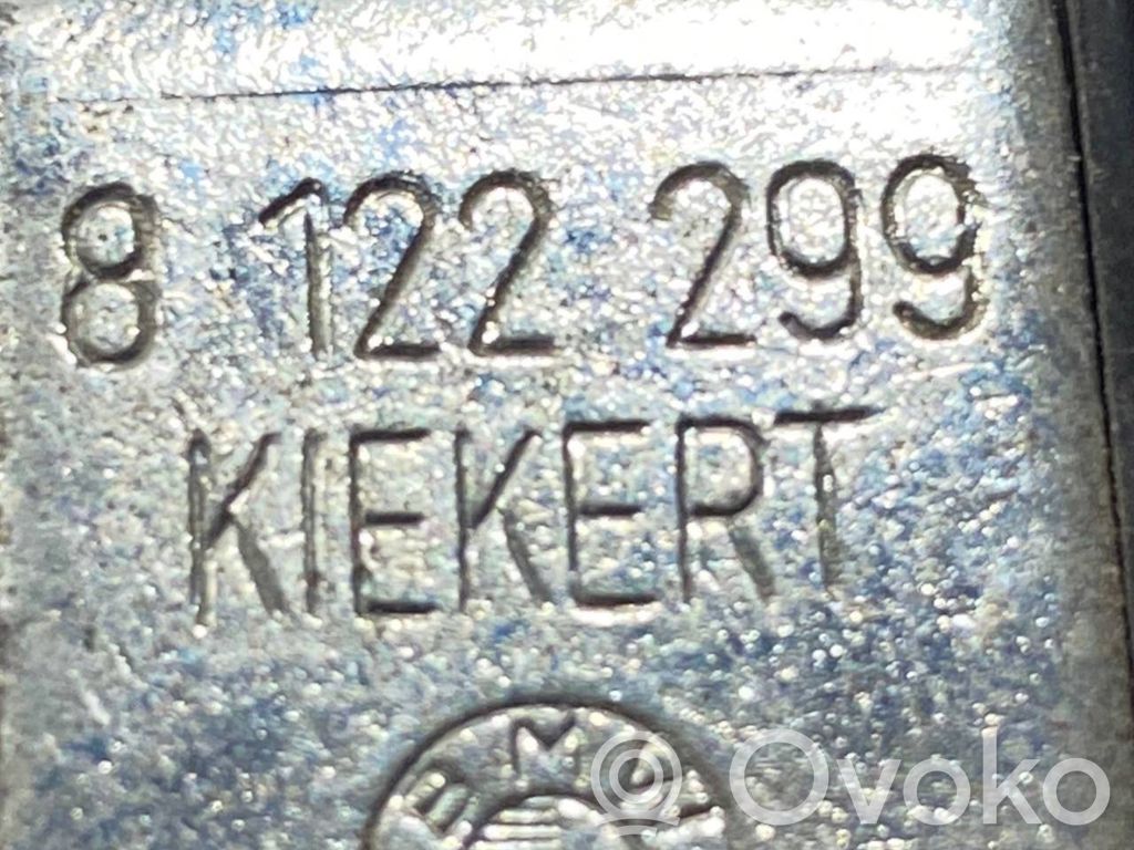 Priekšpusē slēdzenes cilpa