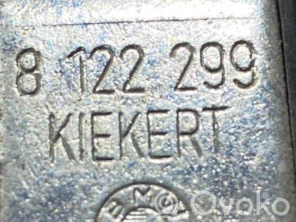 Priekšpusē slēdzenes cilpa