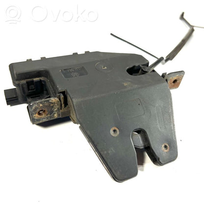 Aizmugurējā pārsega slēdzene