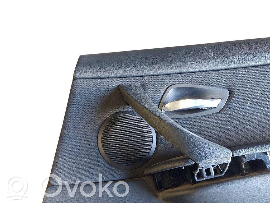 Apšuvums aizmugurējām durvīm