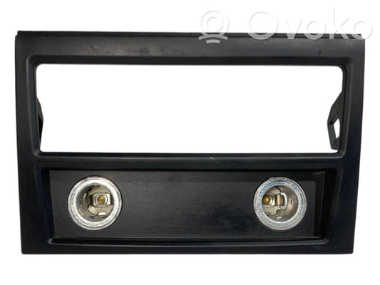 Aizmugurējā pelnutrauka dekoratīvā apdare