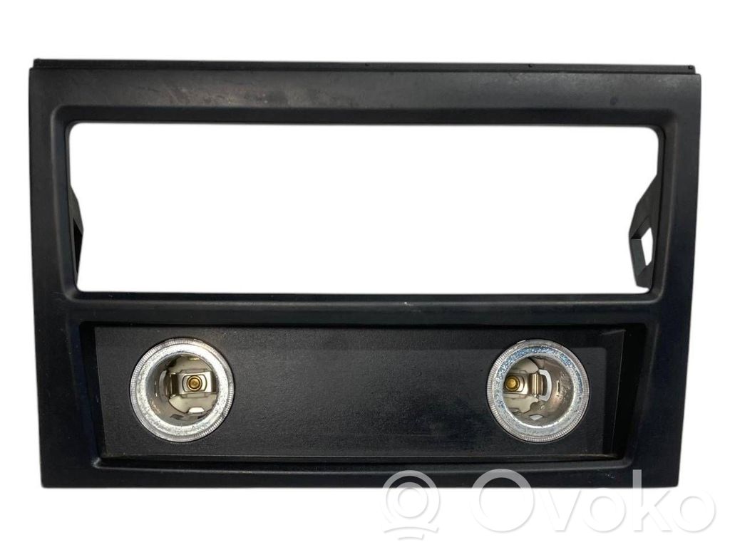 Aizmugurējā pelnutrauka dekoratīvā apdare