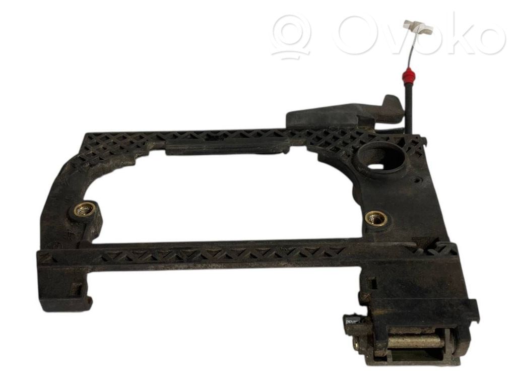 Priekšpusē turētājs / kronšteins ārējam atvēršanas rokturim