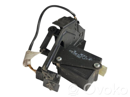 Aizmugurējā pārsega slēdzene