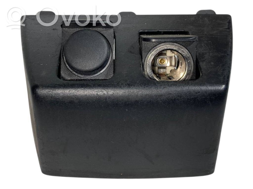 12 V ligzda (aizmugure)