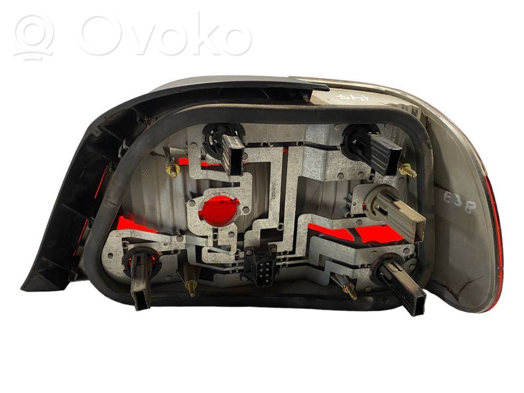 Aizmugurējais lukturis virsbūvē