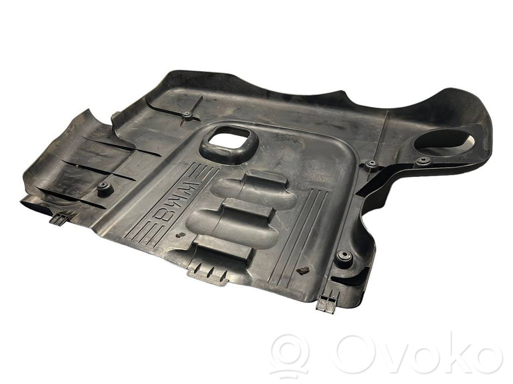 Dzinēja pārsegs (dekoratīva apdare)