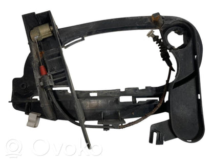 Priekšpusē turētājs / kronšteins ārējam atvēršanas rokturim