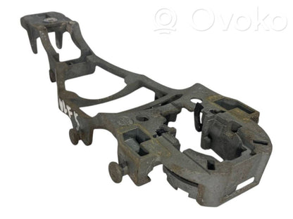 Priekšpusē turētājs / kronšteins ārējam atvēršanas rokturim