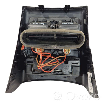 Aizmugurējā pelnutrauka dekoratīvā apdare