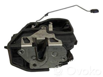 Priekšpusē slēdzene