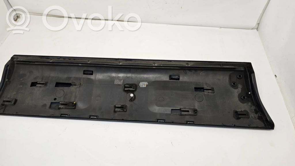 Aizmugurē durvju dekoratīvā apdare (moldings)