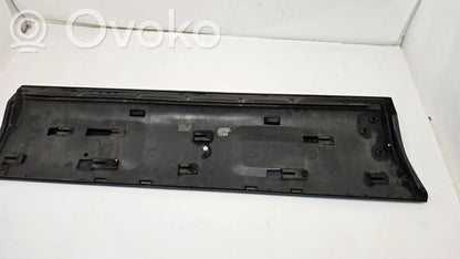 Aizmugurē durvju dekoratīvā apdare (moldings)